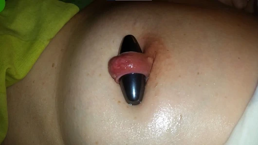 Meme ucu sevgilisi milf - aşırı gergin deldi meme ucunda 17 mm mıknatıs ile sihirli manyetik meme oyunu