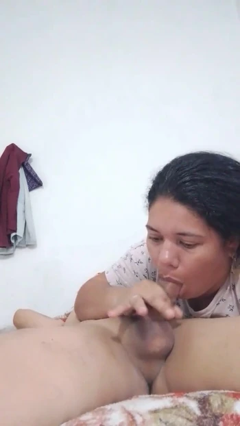 Обязательный для обмена момент из "Жена сосет богатую глубокую глотку покорной"