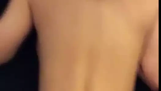 Premier plan cul asiat chope sur un site