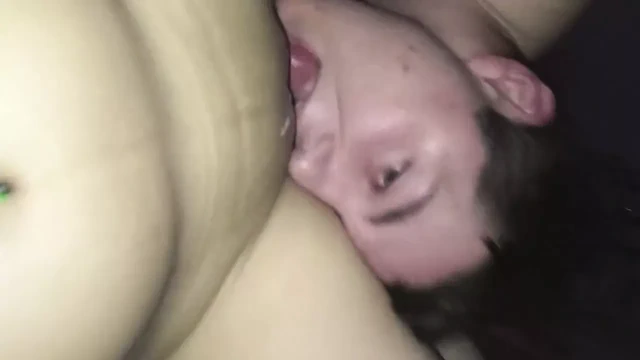 Pastasını yiyor ve birkaç özensiz saniye