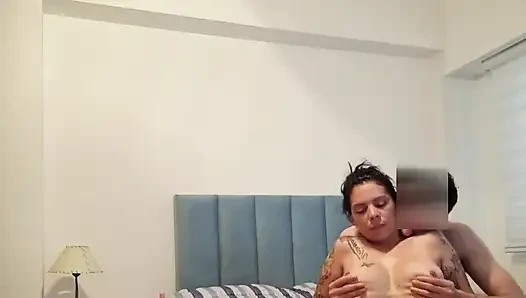 Duşumu yağlı meme oyunuyla mahvetti ve özrü sert bir sikişti