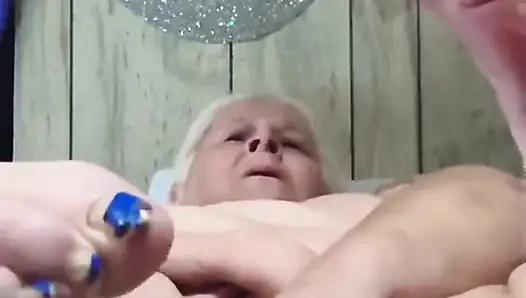 Tina seks sahneleriyle ateşli bir şov izliyor ne demek istediğimi biliyorsan boşalıyor