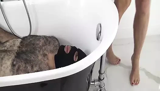 Kölenin üstüne işiyor