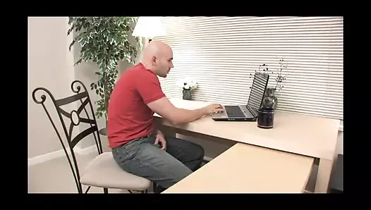 Kel adam arkadaşıyla oynuyor