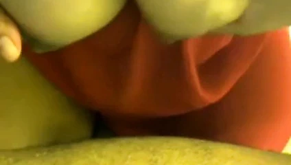 Emziren göğüslerini onun horoz üzerinde squirts