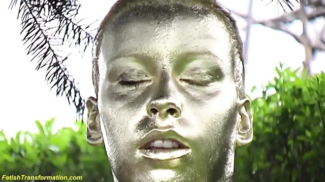 Çılgın açık havada altın metalik boyalı büyük memeli heykel kız