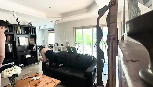 Çinli adam nefis Jimmy oturma odasında striptizci sürtük kitty'i sikiyor