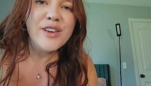 Seksi orta yaşlı seksi komşuya yardwork ile yardım ediyor bakış açısı