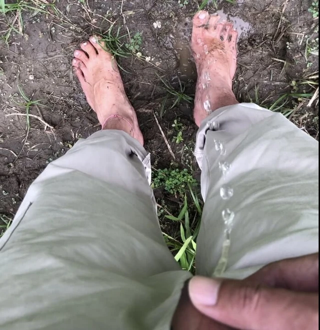 Я писаю на мои ступни и играю с грязью