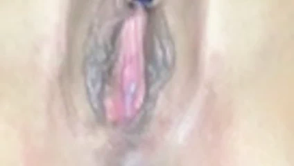 Si masturba aspettando il cazzo