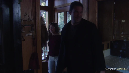 Büyük memeli orta yaşlı seksi kadın amını şömineye siktiriyor