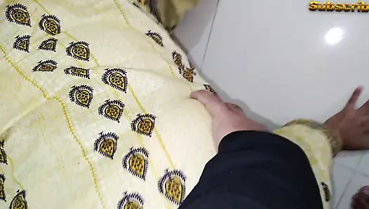 Hintli hizmetçi temizlik odasında prezervatifle ev sahibi tarafından sikiliyor