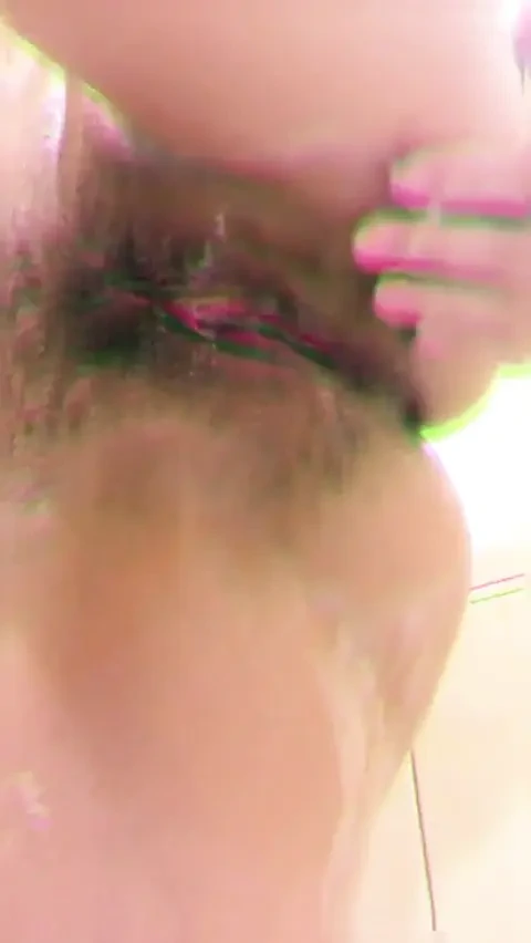 Orta yaşlı seksi kadın banyoda ıslak vajinasını okşuyor