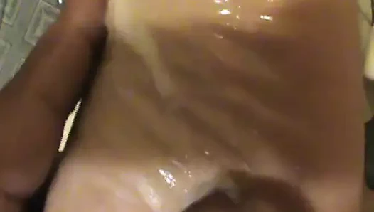 Arap kız ayaklar büyük horoz ile oynuyor