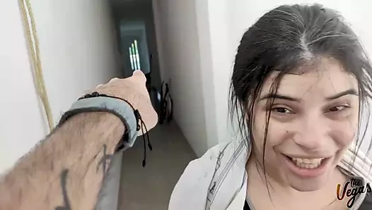 En iyi arkadaşımın karısını çamaşır odasında siktim ve onun içine girdim.