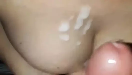 Il envoie tout sur ses seins