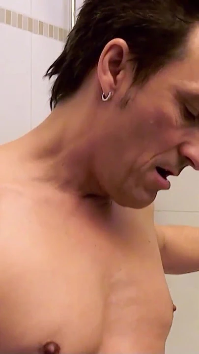 Alman mükemmel doğal memeler olgun Julia Pink duşta yakalandı ve sikişmek ve döl yutmak için baştan çıkarıyor | Klip 2