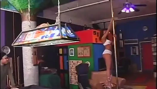 Черная сучка с тугой задницей в комнате получает хороший трах сзади от черного чувака