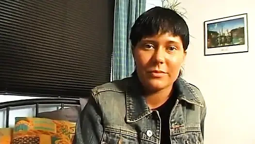 Esmer sürtük harika bir sakso çekmeden önce mastürbasyon yapıyor