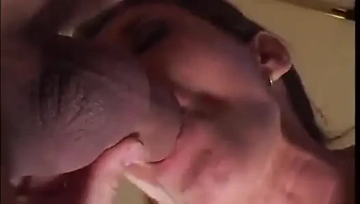 Olgun kızıl saçlı mutfakta sikiliyor