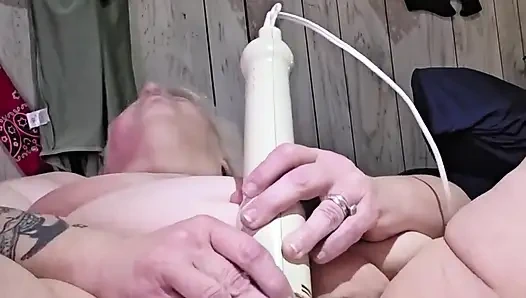 Dildolar çalışmadığında canavar titreşimler amcığı acıtıyor