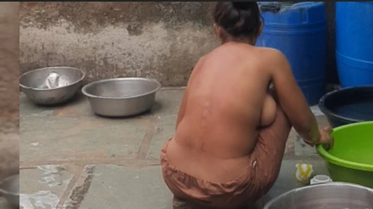 Büyük üvey erkek kardeşimin ev hanımı bugün tamamen çıplaktı ve kayınbiraderi gördü.