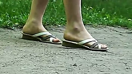 Parmak arası terliklerde yürümek 1