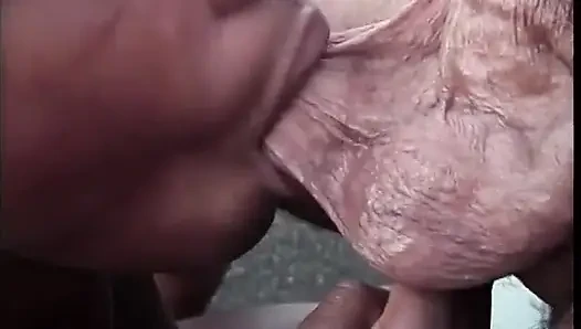 Doğal memeli zenci kadın arabanın kaputunda yatan yarağı gırtlağına kadar alıyor