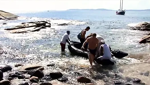 Sarışın edepsiz sürtük plajda 3 turist tarafından sert sikiliyor