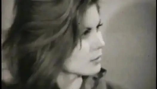 Ateşli klasik orta yaşlı seksi kadınlar şehvetli soyunuyor