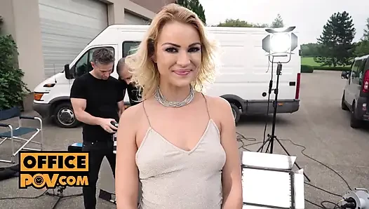 Itspov - döl emen model bebek Lherry öpücüğü yarağını tatmin ediyor