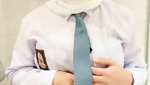 Lise öğrencisi okuldan eve geliyor ve fışkırtma çeşmesine kadar acımasız mastürbasyona yakalandı