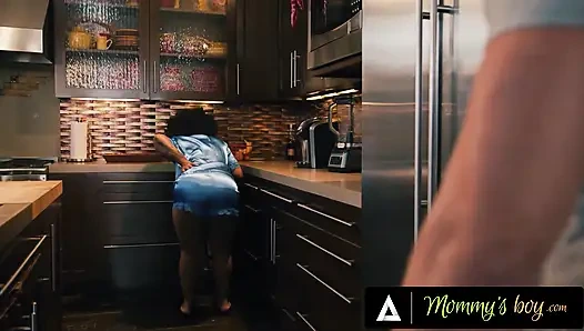 Annenin oğlu - ateşli hamile kız gece yarısı atıştırması sırasında sert sikiliyor ve yapışkan boşalma