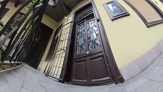 Christina bir komşudan yardım ister