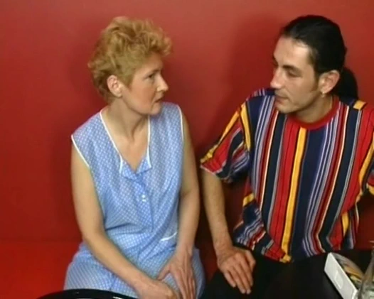 Almanya'dan yaşlı sarışın kadın barda sikişiyor