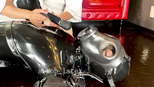 Lastik yere itildi ve zevk verdi.