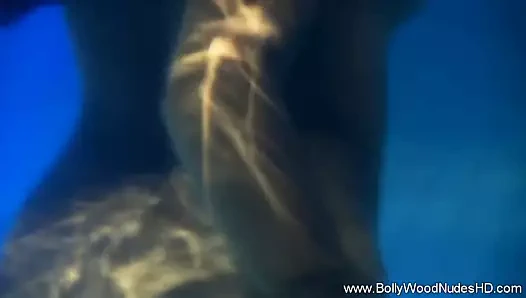 şehvetli çıplak bebeğim içinde su