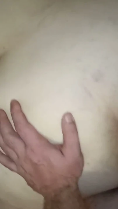 Üvey annenin arkadaşı anal pratik yapıyor - sıkı göt sikiliyor ve yanakların arasına boşalıyor | Klip 1