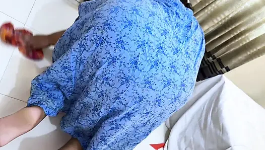 Mısırlı büyük göt şişman domuz tombul uzun boylu Müslüman Arap hizmetçi gibi yatağın altında sıkıştı