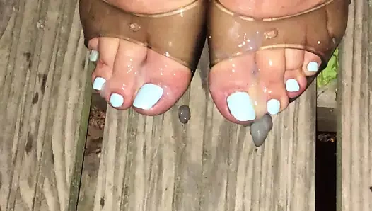 Bebek mavisi ayak parmakları ile ayaklarına boşalmak ve işemek