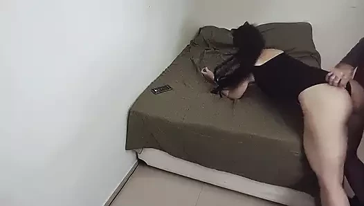 Parti arka bahçede devam ederken onu siktim.