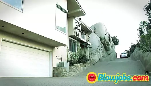 Küçük memeli iki sarışın fahişe için büyük bir yarak