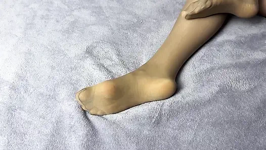 Naylon çoraplı sekreter uzun bacaklarını seviyor