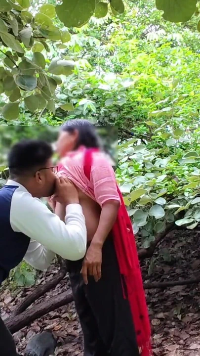 Эмоциональный момент из "Девушка дези студентка снимает на видео хинди - жена моего друга в джунгли, бхабхи живет в моем районе",