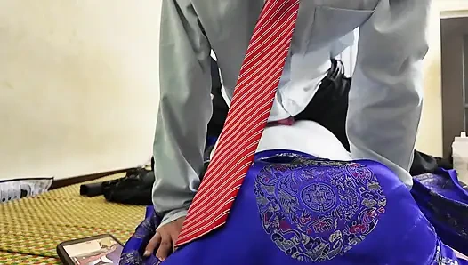 Baba ofiste takım elbiseli