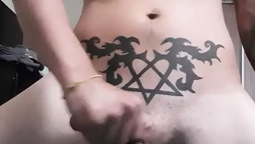 Büyük yarak kız kardeşinin mavi dantelli külotuna boşalıyor