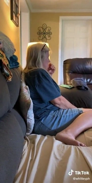 Beyaz sarışın milf tepki verir için wap