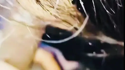 Genç kız dondurmayla yarak emiyor