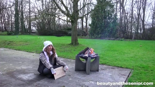 Evsiz genç sikikleri büyükbaba içinde the park için küçük nakit