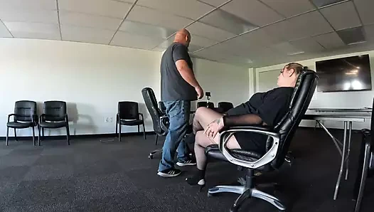 Sürtük evli kadın iş yerinde sikiliyor